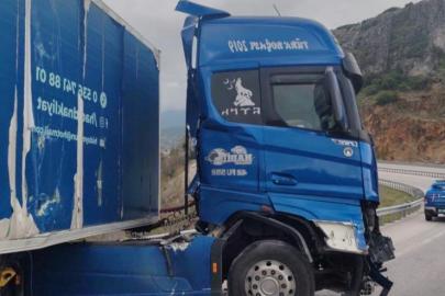 Burdur’da kontrolden çıkan tır demir bariyerlere çarptı