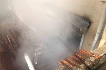 Burdur’da yangında mahsur kalan 2 kadını ekipler kurtardı