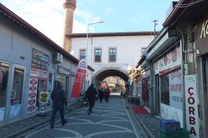 Burhaniye’de altından yol geçen Hanay cami ilgi odağı oldu
