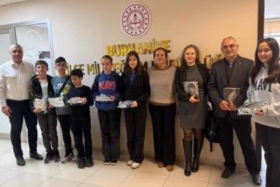 Burhaniye’de başarılı öğrenciler ödüllendirildi