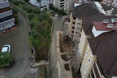 Bursa’da korkutan göçük havadan görüntülendi...Balkonlar yıkıldı, araçlar enkaz altında