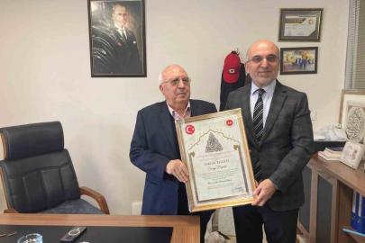 Cami yaptıran hayırsever iş insanlarına takdir belgesi takdim edildi