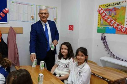 Çanakkale’de öğrencilere ücretsiz süt ikramı