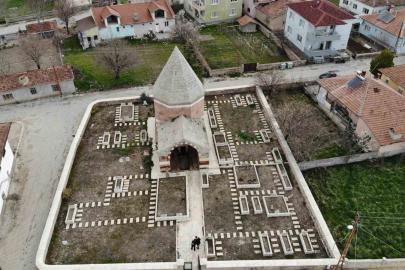 Çandır’daki 5 asırlık türbe tarihe ışık tutuyor