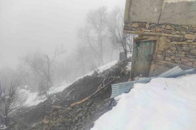 Çatak’ta toprak kayması: 2 katlı ev hasar gördü