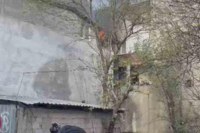 Çatı katında korkutan yangın… Mahalleli sokağa döküldü, çatı küle döndü