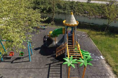 Çayırova’da parkların oyun grupları yıkanıyor