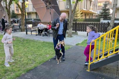 Ceku’nun park keyfi: Kaydıraktan kayıyor, çocuklarla oynuyor