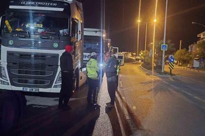 Çeşme’de tır sürücülerine yönelik gece denetimi