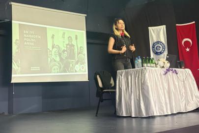 Çeşme’de üniversite öğrencileri ve personeline KADES ile narkotik eğitimi verildi