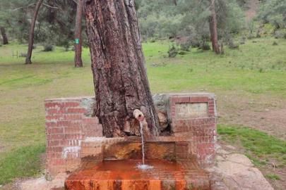 Çeşmeden maden suyu içmek isteyen vatandaşlar Laçin’e geliyor