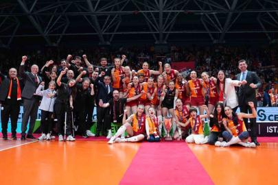CEV Kupası şampiyonu Galatasaray kupasını aldı