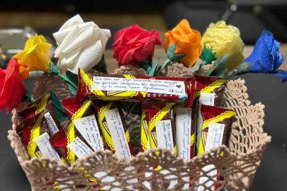 Çikolata ve çiçeklere yazdıkları notlarla öğretmenlerine sürpriz yaptılar