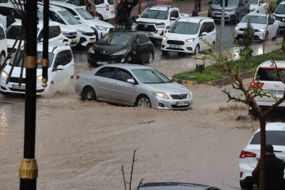 Cizre’de sağanak yağış cadde ve sokakları göle çevirdi