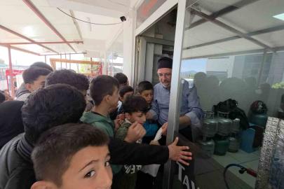 Çocuklara moral vermek isteyen esnaf, depremzede öğrencilere ücretsiz döner dağıttı