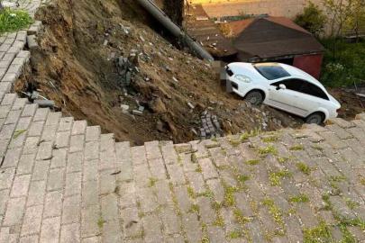 Çöken duvarla birlikte otomobil okul bahçesine düştü