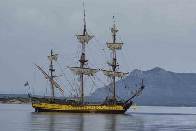 Cook Adaları bayraklı yelkenli Datça’ya demirledi