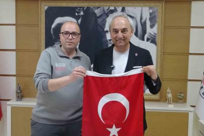 Çöpte bulduğu bayrağı alıp temizleyen ve kamyonuna asan Kepez Belediyesi çalışanına başkandan plaket