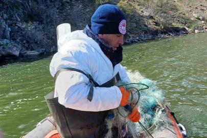 Çorum’da baraj gölünde yasa dışı av araçları ele geçirildi