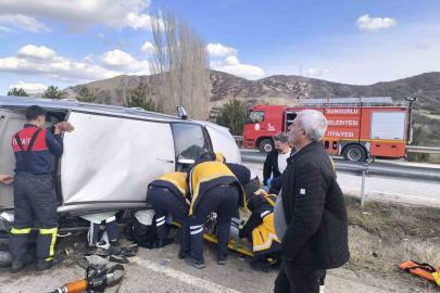 Çorum’da devrilen otomobildeki 3 kişi yaralandı