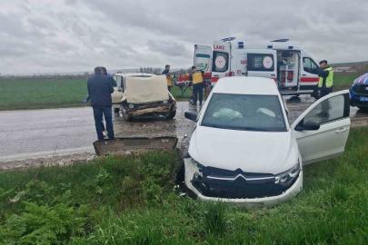 Çorum’da iki otomobil çarpıştı: 3 yaralı