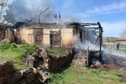 Çorum’da metruk ev yangını