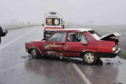 Çorum’da otomobil tabelaya çarptı: 1 yaralı