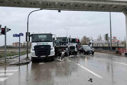 Çubuk’ta beton mikserleri çarpıştı: 1 yaralı