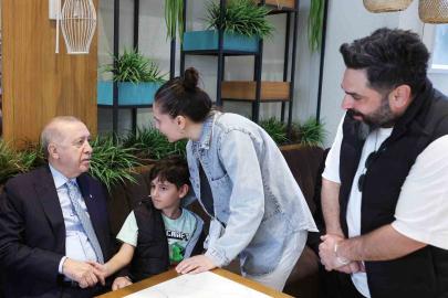 Cumhurbaşkanı Erdoğan, vatandaşlarla kafede sohbet etti