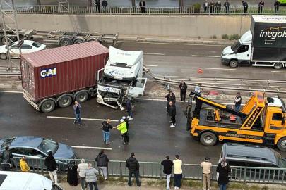 D-100’de kazaya karışan tır makaslayarak karşı şeride geçti