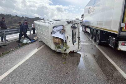 D100’de minibüs devrildi: 1 yaralı