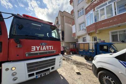 Dairedeki kartonlardan çıkan yangın söndürüldü