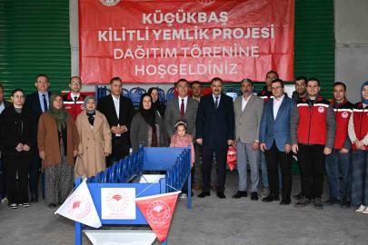 Demirci’de küçükbaş üreticilerine "Kilitli yemlik" desteği