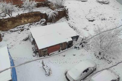 Demirözü’nde nisan sürprizi: İlçe beyaza büründü