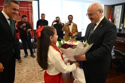 Denizli Valisi Köşger, makam koltuğunu minik İpek’e devretti