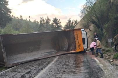 Denizli’de hafriyat kamyonu devrildi: 1 ölü
