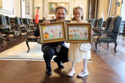 Depremde ailesini ve bacağını kaybeden küçük kızın çizdiği resimdeki protez bacak detayı duygulandırdı