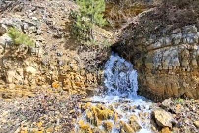 Depremde kuruyan su kaynağı 3 yıl sonra yeniden akmaya başladı