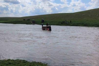 Derenin ortasında mahsur kalan 3 kişi kurtarıldı
