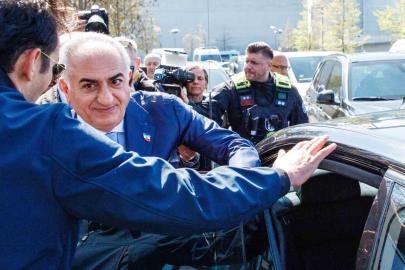 Devrik İran şahının oğlu Pehlevi’ye Berlin’de kırmızı sıvı fırlatıldı