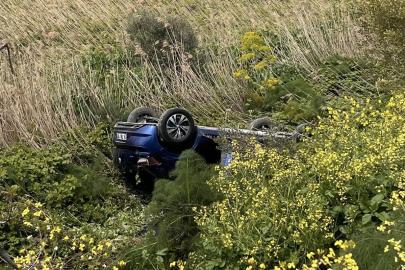 Direksiyon hakimiyetini kaybeden araç yoldan çıktı: 3 yaralı