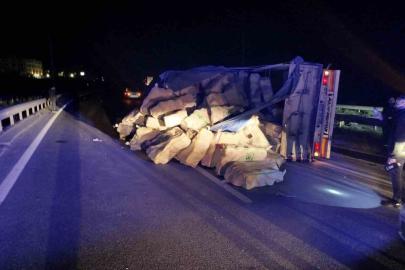 Direksiyon hakimiyetini kaybeden tır refüje çarpıp yan yattı: 1 yaralı