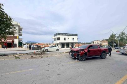 Direksiyon hakimiyetini kaybetti, 2 ağaç ve elektrik direğini yerinden söktü