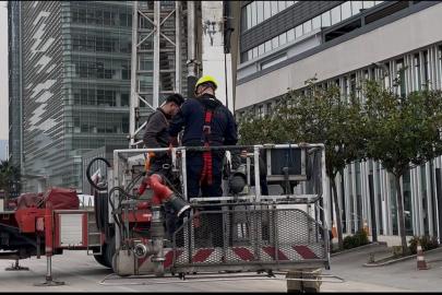Dış cephede cam silerken asansör sistemi arıza yapınca mahsur kaldılar: İtfaiyenin müdahalesiyle kurtarıldılar
