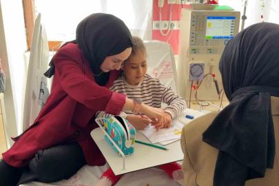 Diyaliz merkezinde 13 yaşındaki Melek için okuma yazma seferberliği