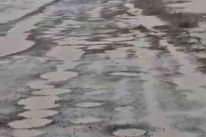 Diyarbakır’da bozuk yollarda su birikintileri oluştu