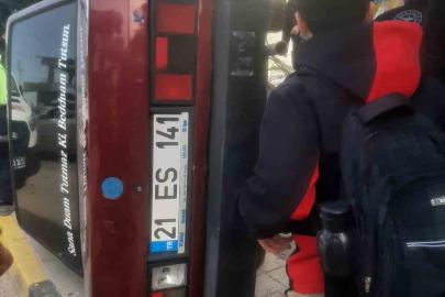 Diyarbakır’da drift atan sürücü kaldırımda yürüyen öğrencilere çarptı: 2 yaralı