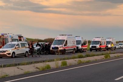 Diyarbakır’da faciadan dönüldü: Takla atan araçtaki 10 kişi yaralandı