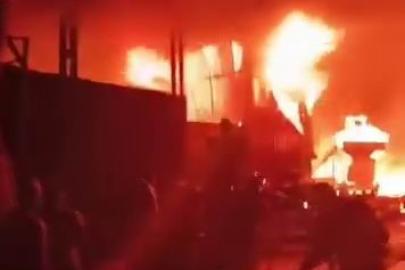 Diyarbakır’da geri dönüşüm tesisinde korkutan yangın