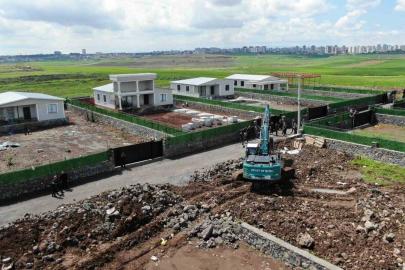 Diyarbakır’da kaymakamlık kaçak yapıları tek tek yıktı